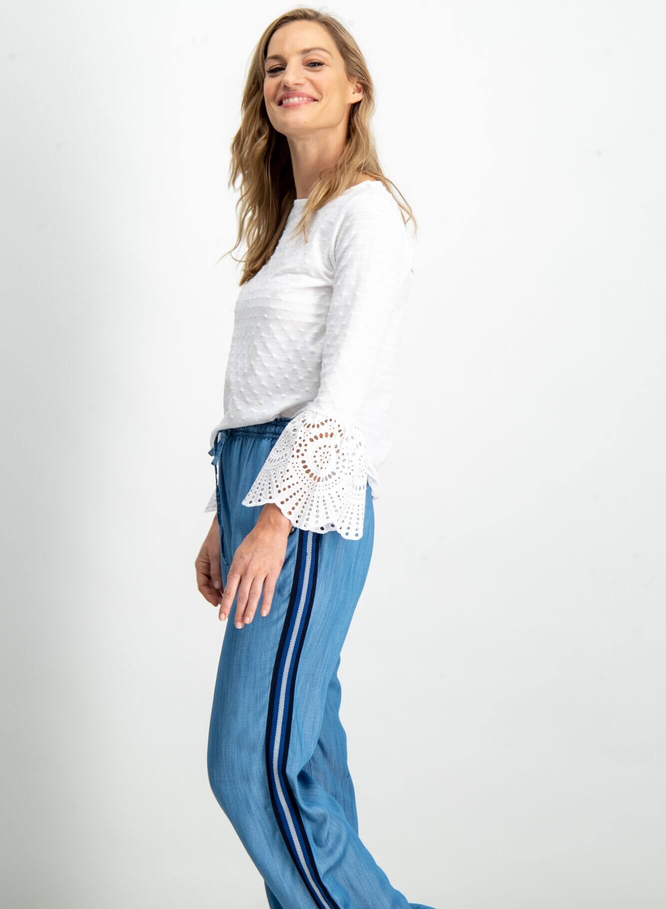 Blusa branca manga com trompete em renda para mulher da Garcia Jeans