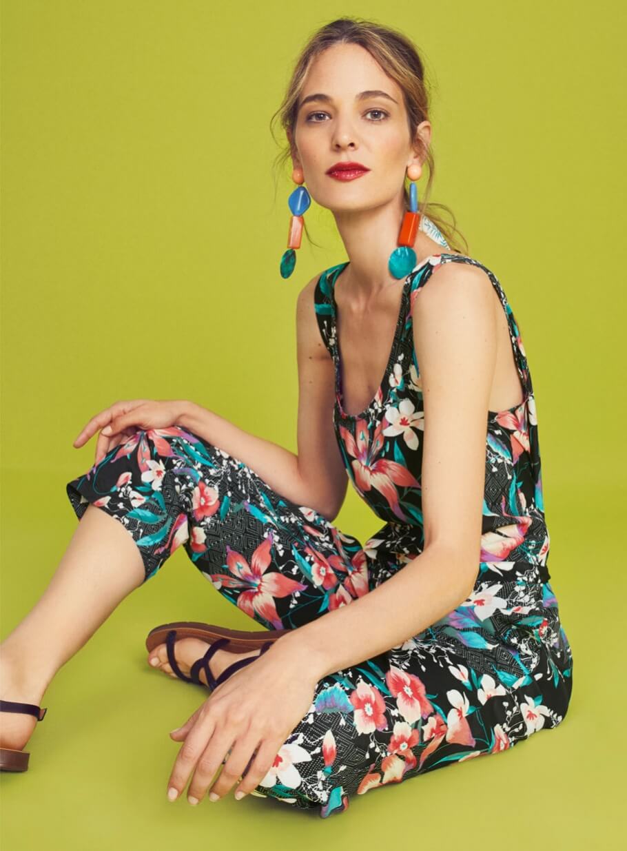Lateral de macacão de alças com print floral da Surkana