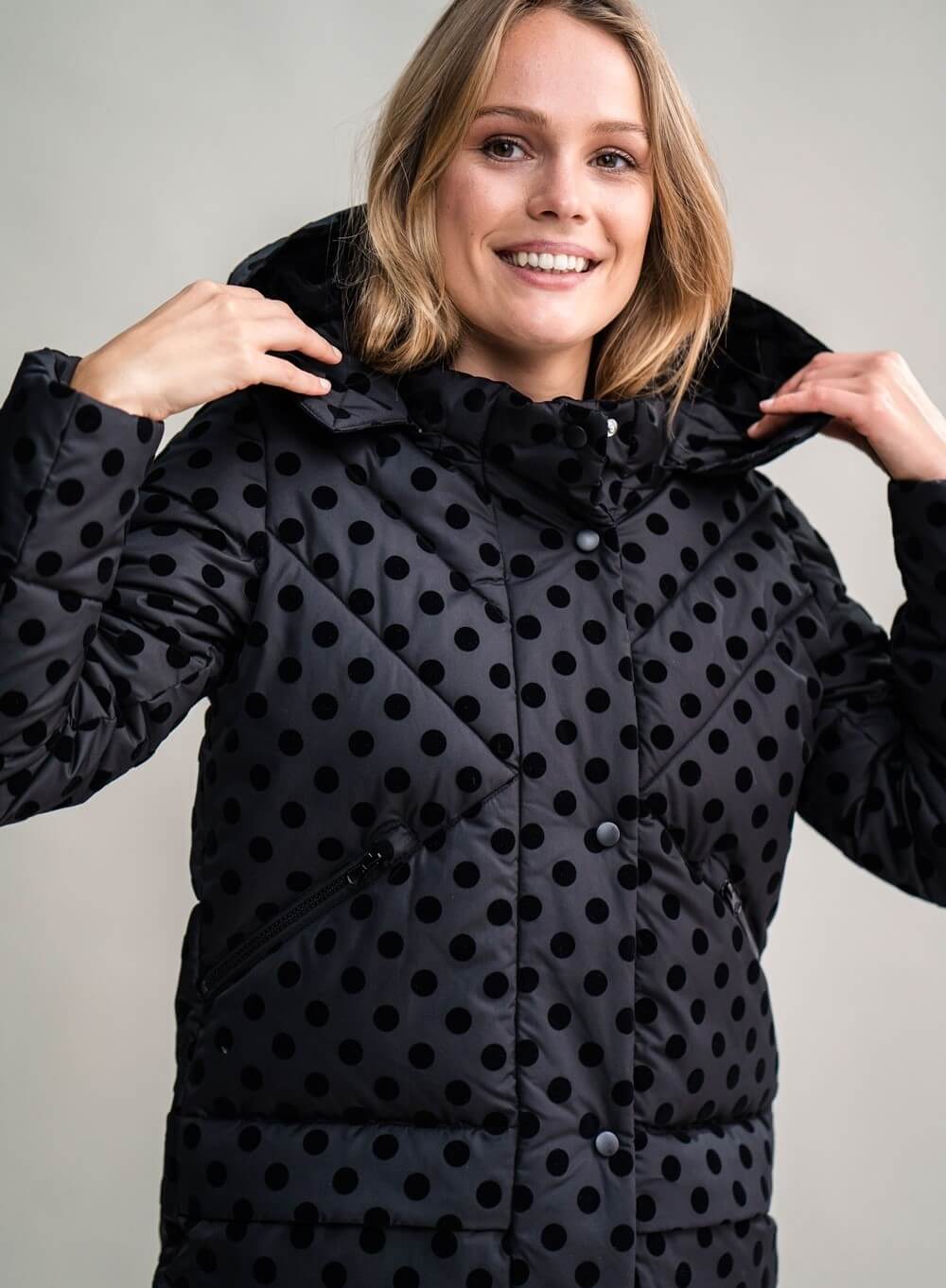 Parka preta com bolas para mulher da Rosalita Mc Gee