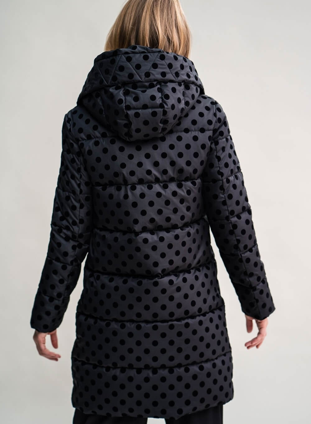 Parka preta com bolas para mulher da Rosalita Mc Gee