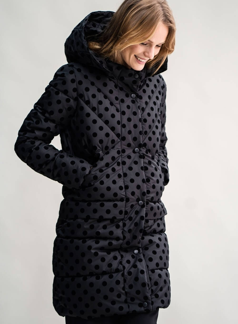 Parka preta com bolas para mulher da Rosalita Mc Gee