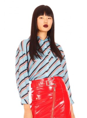 Camiseiro azul com risca na diagonal da Minueto