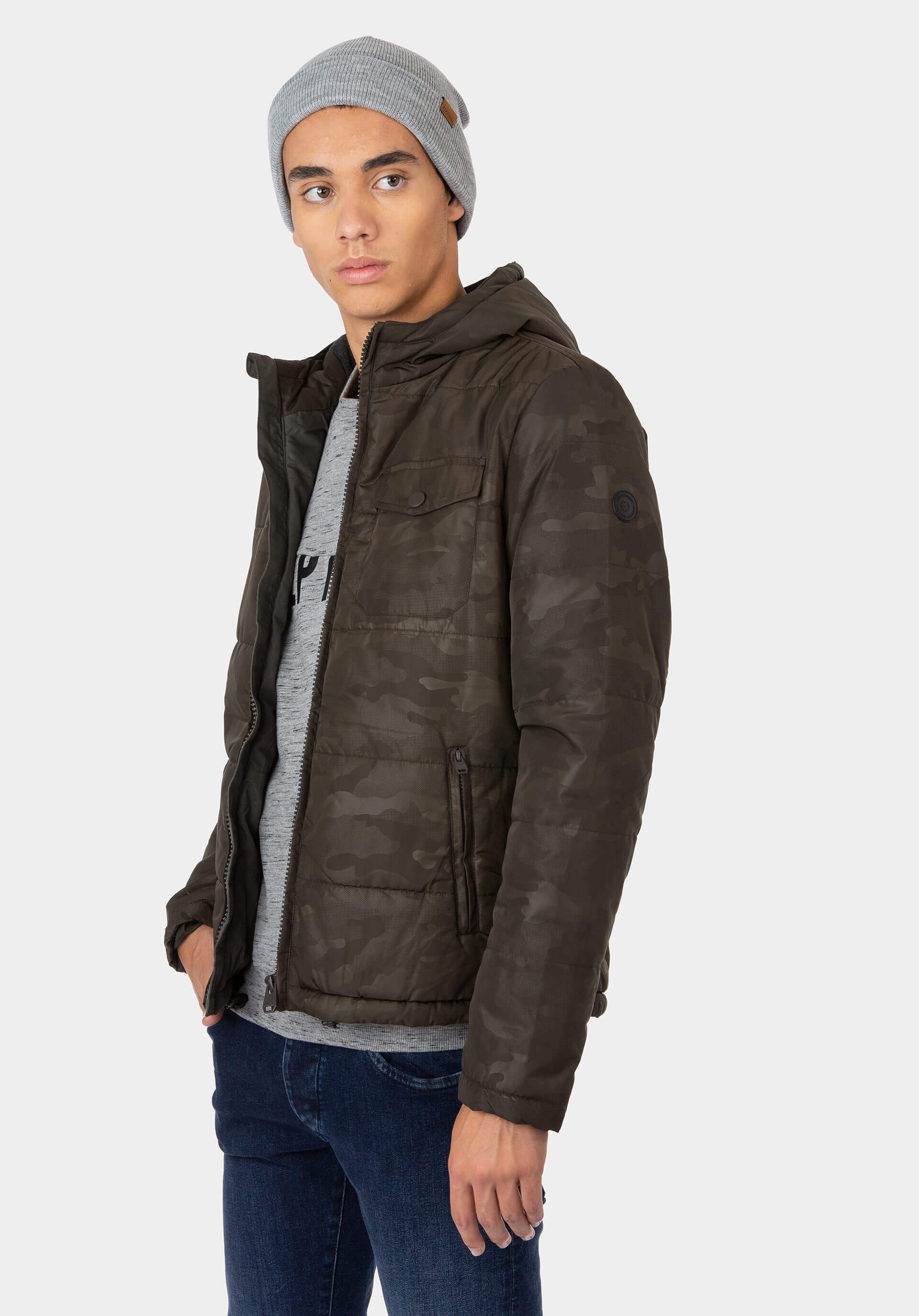 jaqueta camuflada com capuz em sarja
