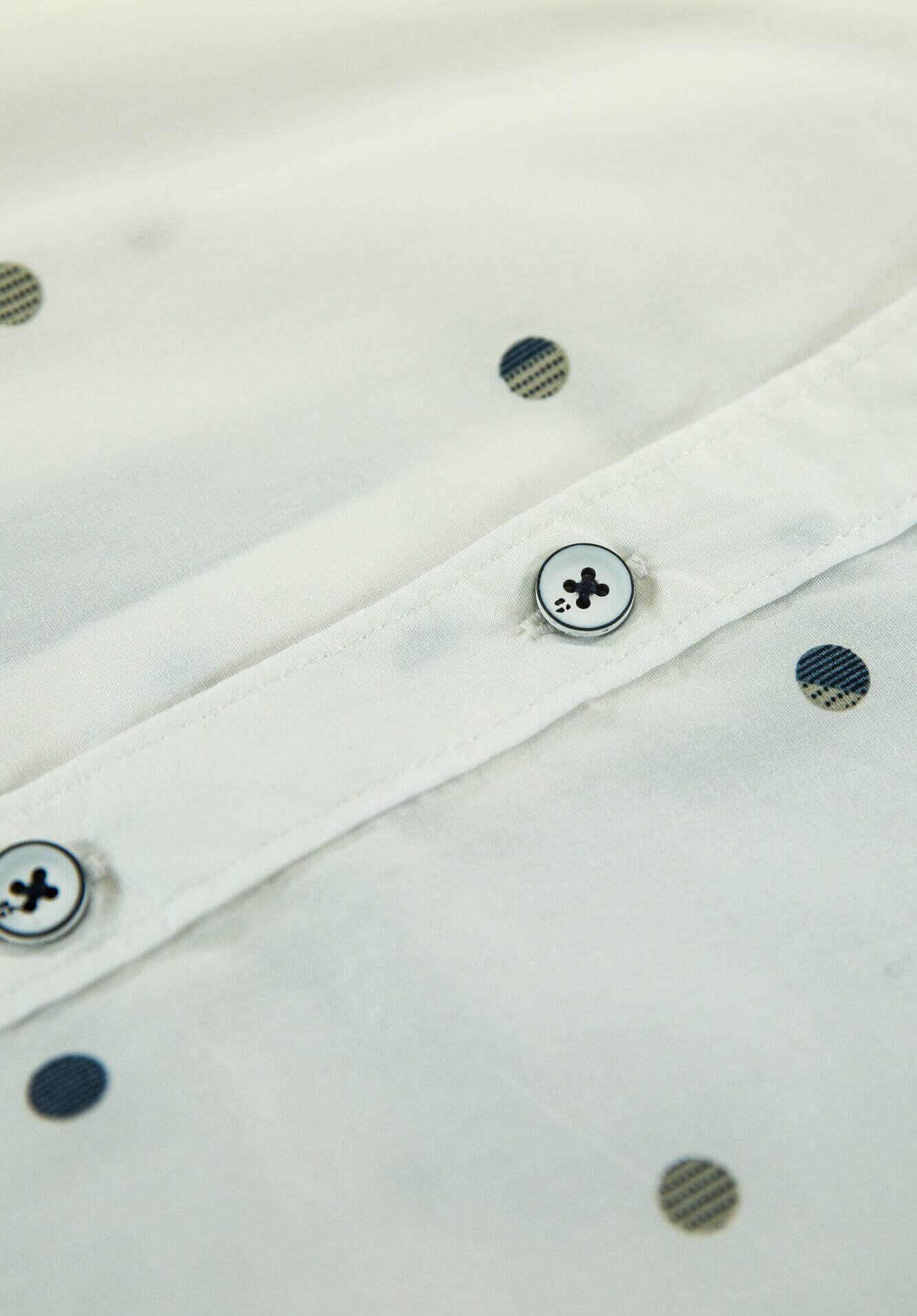 Camisa branca c/ bolas para menino da Garcia Jeans