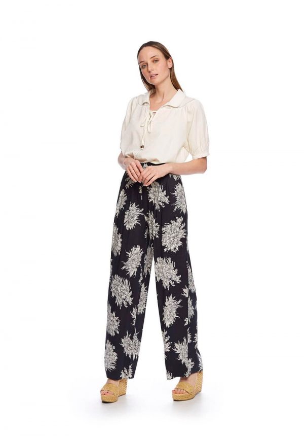 Calça larga preta c/ floral para mulher da Md`m