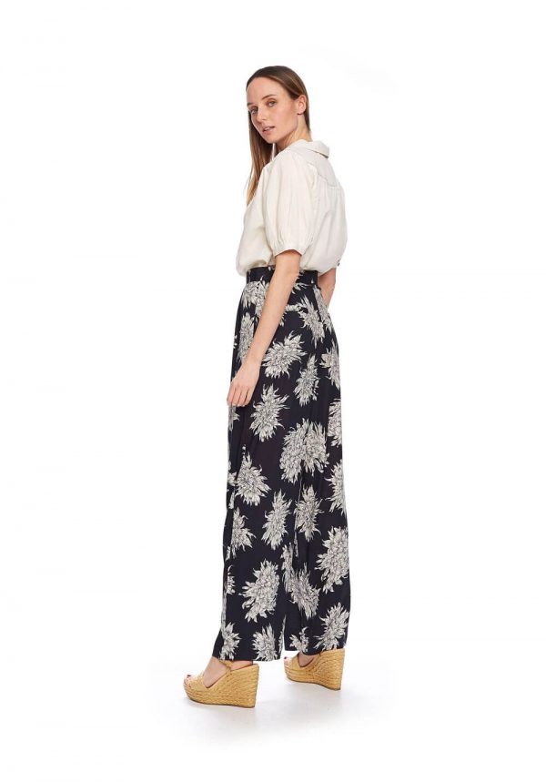Calça larga preta c/ floral para mulher da Md`m