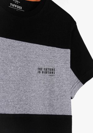 T-shirt preta c/ barra cinza para boy da Tiffosi