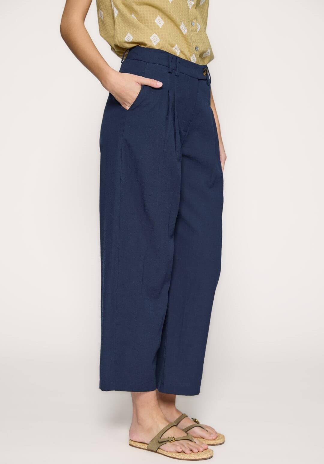 Calças azuis c/ pregas para mulher da Mdm